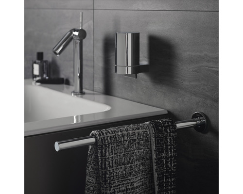 Koupelnová umyvadlová baterie, ručník a držák na kelímek