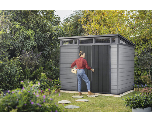 Plastový zahradní domek s posuvnými dveřmi na zahradě