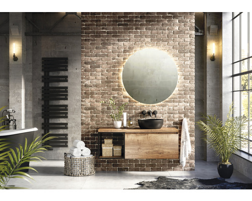 Moderní koupelna s umyvadlem, zrcadlem, topným žebříkem a doplňky před cihlovou zdí