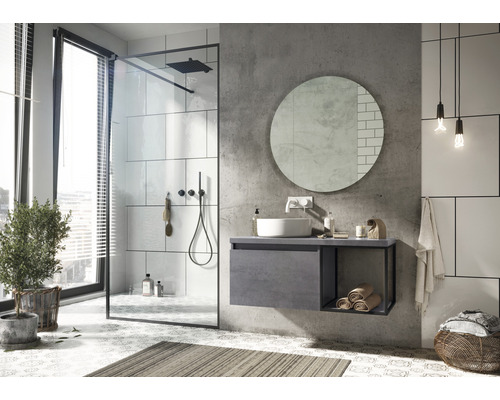 Koupelna se sprchou, umyvadlem, zrcadlem a doplňky pro moderní atmosféru.