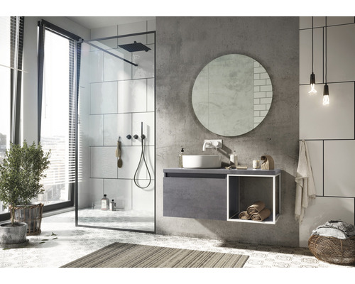 Moderní koupelna se sprchou, umyvadlem, zrcadlem a dekorací