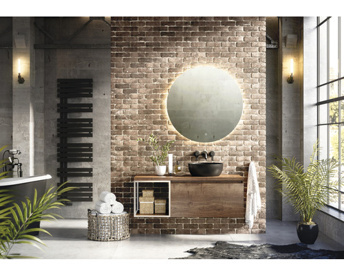 Koupelna v loftovém stylu s umyvadlem, zrcadlem s osvětlením, topným žebříkem a vanou