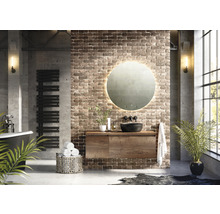 Koupelna v industriálním stylu s umyvadlem, zrcadlem, radiátorem a vanou.