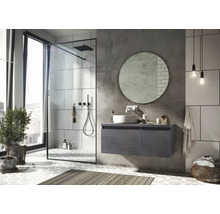 Moderní koupelna se sprchou, umyvadlem, zrcadlem a osvětlením