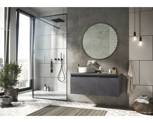 Moderní koupelna se sprchou, umyvadlem, zrcadlem a osvětlením