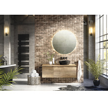 Koupelna v industriálním stylu s umyvadlem, zrcadlem a radiátorem