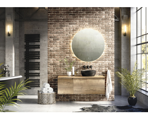 Koupelna v industriálním stylu s umyvadlem, zrcadlem a radiátorem