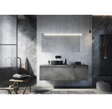 Moderní koupelna s umyvadlem, zrcadlem s osvětlením a vanou