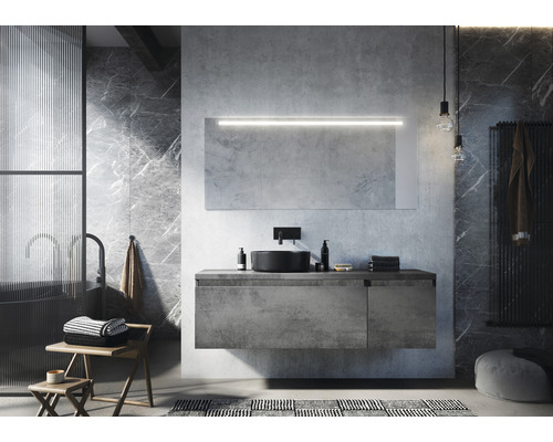 Moderní koupelna s umyvadlem, zrcadlem s osvětlením a vanou