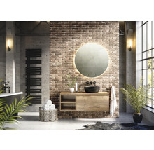 Koupelna s umyvadlem, zrcadlem s osvětlením, ohřívačem ručníků a vanou v industriálním stylu