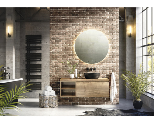 Koupelna s umyvadlem, zrcadlem s osvětlením, ohřívačem ručníků a vanou v industriálním stylu