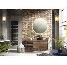 Koupelna v půdním stylu s umyvadlem, zrcadlem s osvětlením a radiátorem