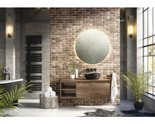 Koupelna v půdním stylu s umyvadlem, zrcadlem s osvětlením a radiátorem