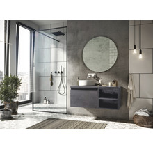 Moderní koupelna se sprchou, umyvadlem, zrcadlem a osvětlením