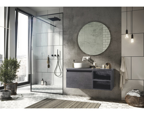 Moderní koupelna se sprchou, umyvadlem, zrcadlem a osvětlením