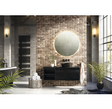 Koupelna v industriálním designu s umyvadlem, zrcadlem s osvětlením a radiátorem na ručníky.