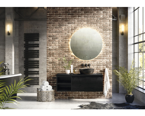 Koupelna v industriálním designu s umyvadlem, zrcadlem s osvětlením a radiátorem na ručníky.