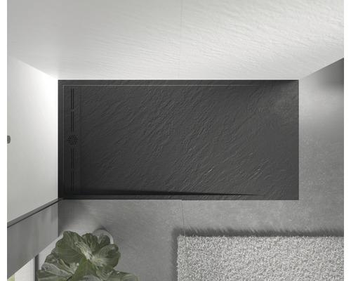 Pohled shora na sprchu s plochou břidlicovou sprchovou vaničkou v koupelně.