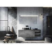 Moderní koupelna s umyvadlem, zrcadlem s osvětlením, umyvadlovou mísou a doplňky.