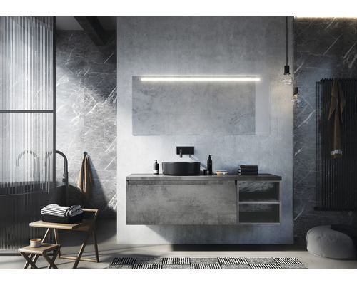 Moderní koupelna s umyvadlem, zrcadlem s osvětlením, umyvadlovou mísou a doplňky.