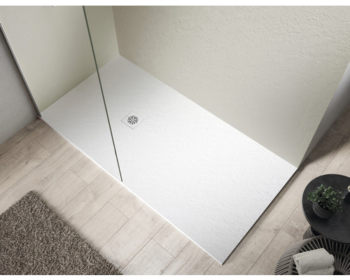 Sprchový kout s plochou sprchovou vaničkou a odtokovou soupravou v moderně zařízené koupelně