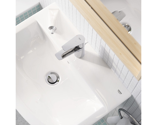 Umyvadlo s baterií, odtokem a zrcadlem