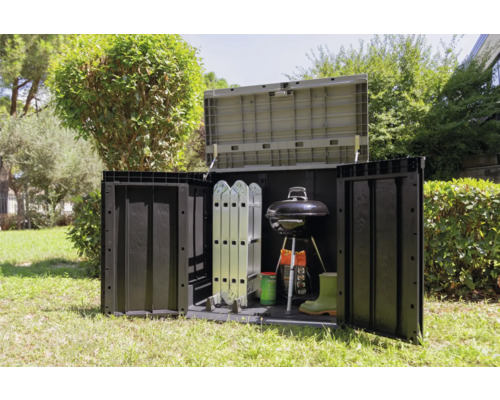 Zahradní scéna s úložným boxem s grilem, žebříkem, botami a zahradním nářadím