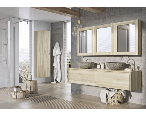 Koupelna s umyvadlem, zrcadlem, kamennými umyvadly a sprchou