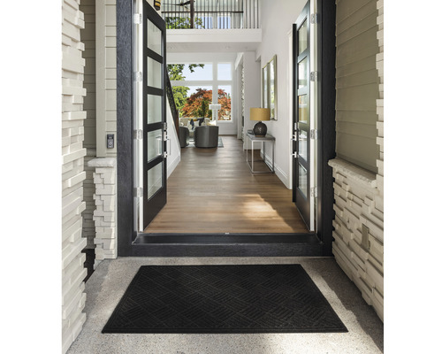 Vstupní prostor s rohožkou a otevřenými dveřmi