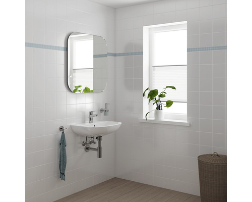 Světlá koupelna s umyvadlem, zrcadlem a oknem