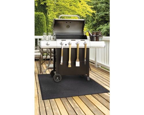 Grilovací scéna na dřevěné terase s grilem, podložkou pod gril a příslušenstvím