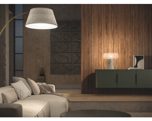 Obývací pokoj s pohovkou, stojací lampou a stěnou z dřevěných panelů