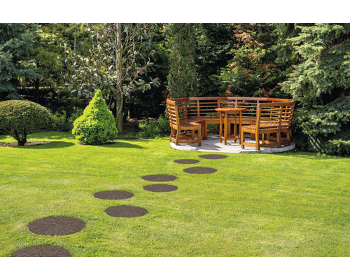 Zahrada s trávníkem, nášlapnými deskami a dřevěným posezením