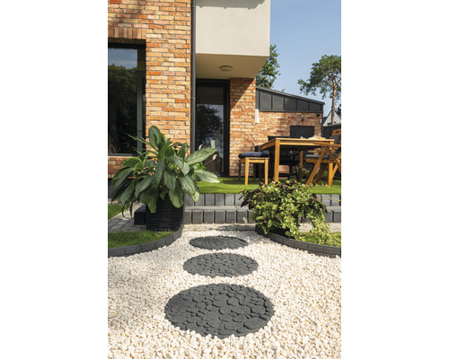 Zahradní chodník s kulatými nášlapnými kameny a okrasným štěrkem před rodinným domem