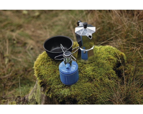 Kempingový vařič, konvice na kávu a miska na pařezu