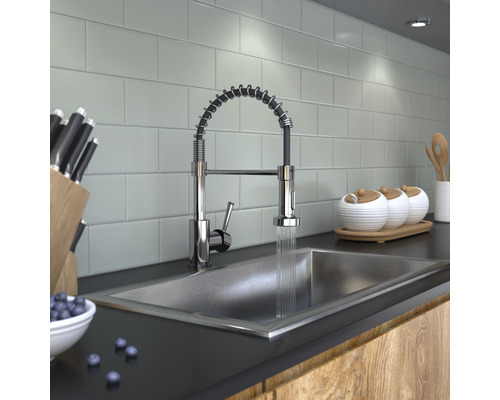 Kuchyňská scéna s dřezem, kohoutkem se spirálovou pružinou, noži a nádobím