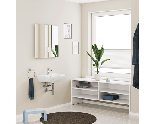 Koupelna s umyvadlem, zrcadlovou skříňkou, okenní policí, stupátkem a kulatou podložkou