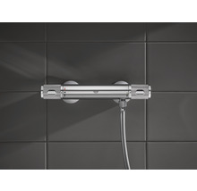 Termostatická baterie Grohe pro sprchu na šedé stěně