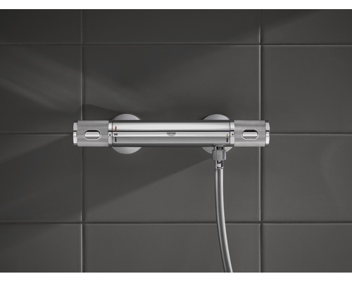Termostatická baterie Grohe pro sprchu na šedé stěně
