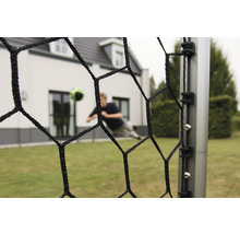 Fotbalová branka se sítí a fotbalistou v pozadí