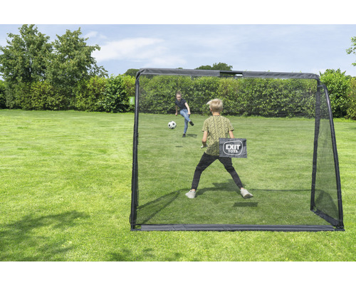 Fotbalová branka s hrajícími si dětmi na zahradě