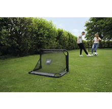 Fotbalová branka se dvěma teenagery na trávníku