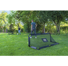 Venkovní fotbalové scény s fotbalovými brankami EXIT Toys a hrajícími si lidmi