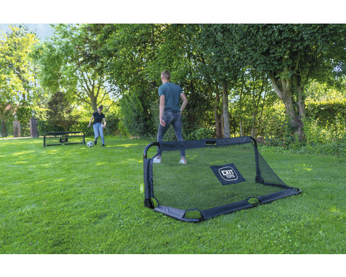 Venkovní fotbalové scény s fotbalovými brankami EXIT Toys a hrajícími si lidmi