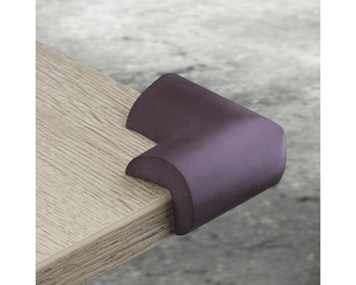 Rohová ochrana z pěnové hmoty na hraně stolu