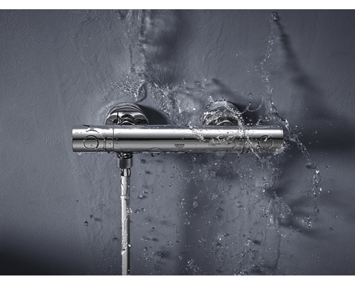 Nástěnná termostatická sprchová baterie s proudem vody v koupelně