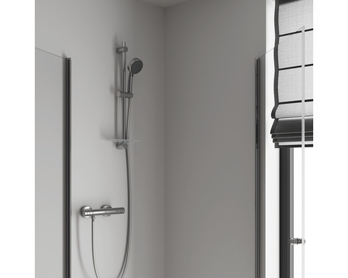 Sprchový kout s ruční sprchou a oknem se stahovací roletou