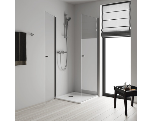 Prostorný sprchový kout s hlavovou sprchou a termostatem v světlé koupelně