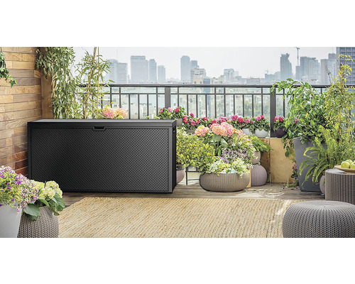 Zahradní box na balkóně s rostlinami a městskou krajinou v pozadí