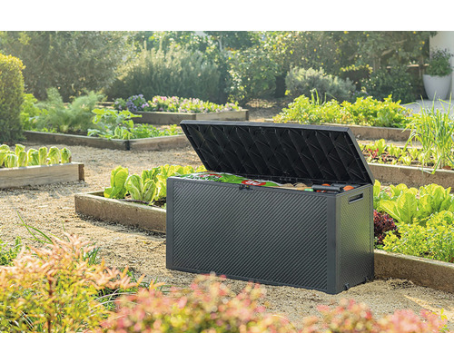 Otevřený zahradní box z plastu pro uložení zahradního nářadí na zahradě